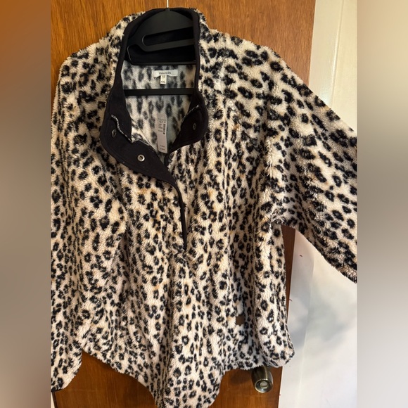 New with tags ladies size XXL Maurices animal print fuzzy pullover - Picture 2 of 15